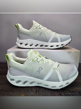 Ladies On Cloud Cloudsurfer Lightweight Running Sneakers in Pale Green/white 8.5